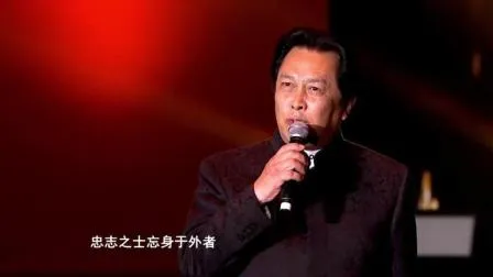 73岁唐国强脱稿朗诵《出师表》，那一刻，诸葛亮仿佛从未走远

10月10日，山东卫视《黄河文化大会》录制现场，73岁的唐国强缓步登台。没有提词器，没有手稿，他就那样站着，像一位故人从时光深处走来。

开口便是《出师表》。字字笃定，句句含情。他的眼神里有光，那束光穿过三十年的岁月，让人恍然看见94版《