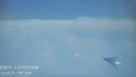 GJ-11发射PL15E空空导弹图像，终于曝光了！