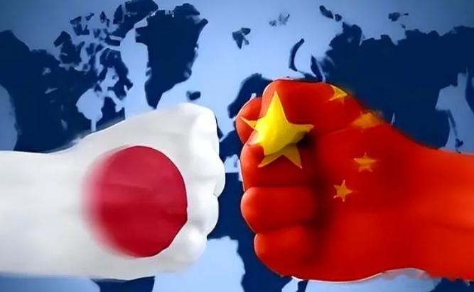 #热点解读##中日关系# 最近，高市早苗做了两件事，让很多人始料未及。有人的判断是：日本要跟美国决裂了，要跟中国缓和关系。但在戎评看来，还是不能过于乐观，高市的最大目标仍是两个字：利益。

第一件，高市近日公开硬刚特朗普，拒绝跟着美国把“AI”改名为“SI超级智能”，坚持沿用全球通用技术名 ​