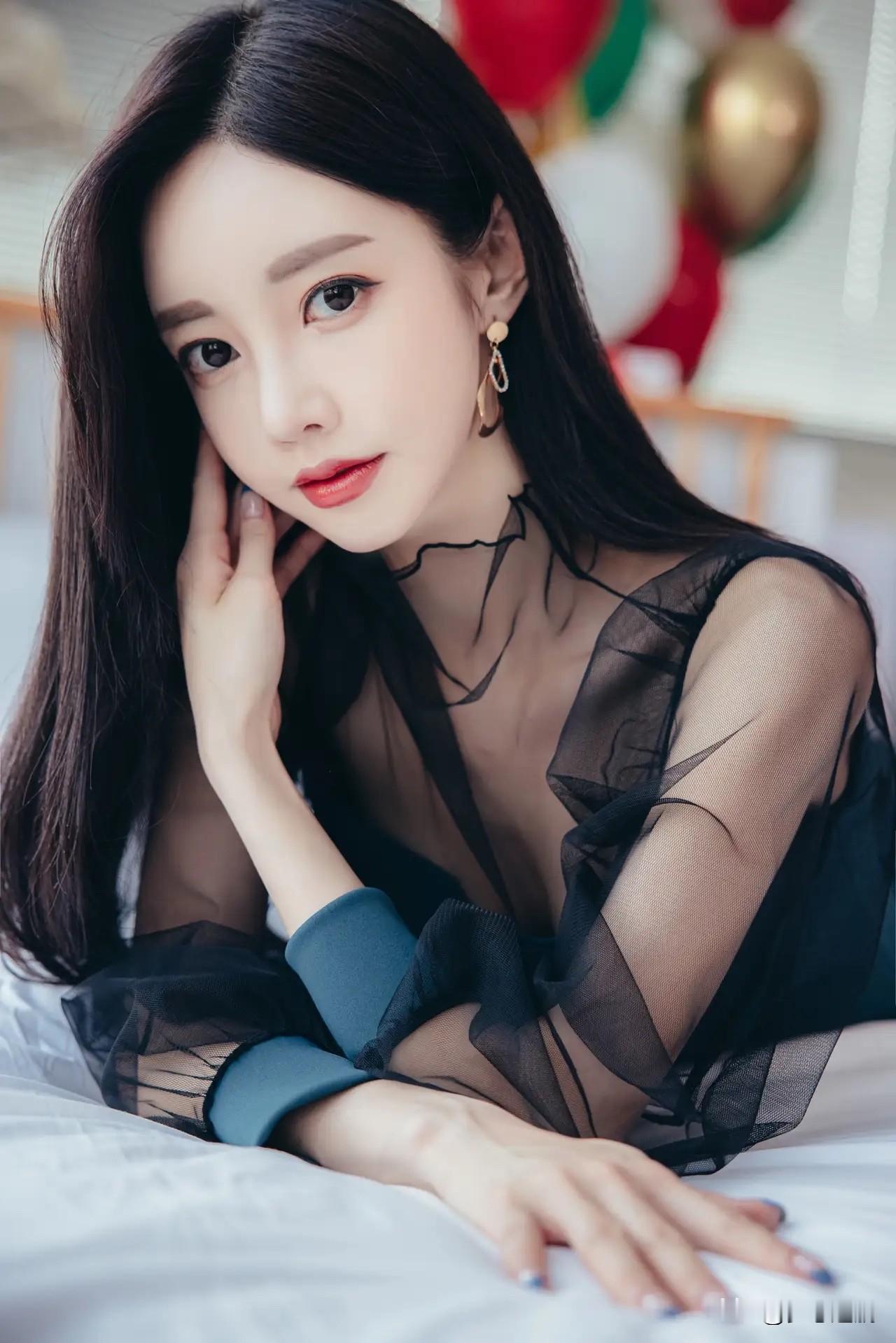 优雅黑丝女郎，躺在床上，时尚穿搭，魅力无限！💃🏻👠💄