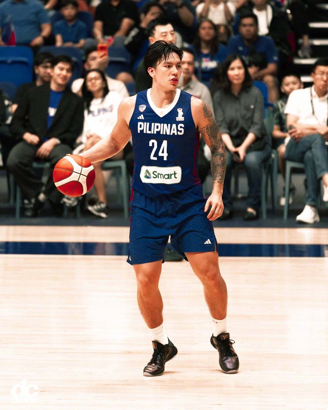 #SoleWatch[超话]# 菲律宾国手德怀特·拉莫斯也是个爱鞋人士～这身肌肉也是没谁了[并不简单] 



#薛之谦连发62个问号为帮扶店主发声# ​