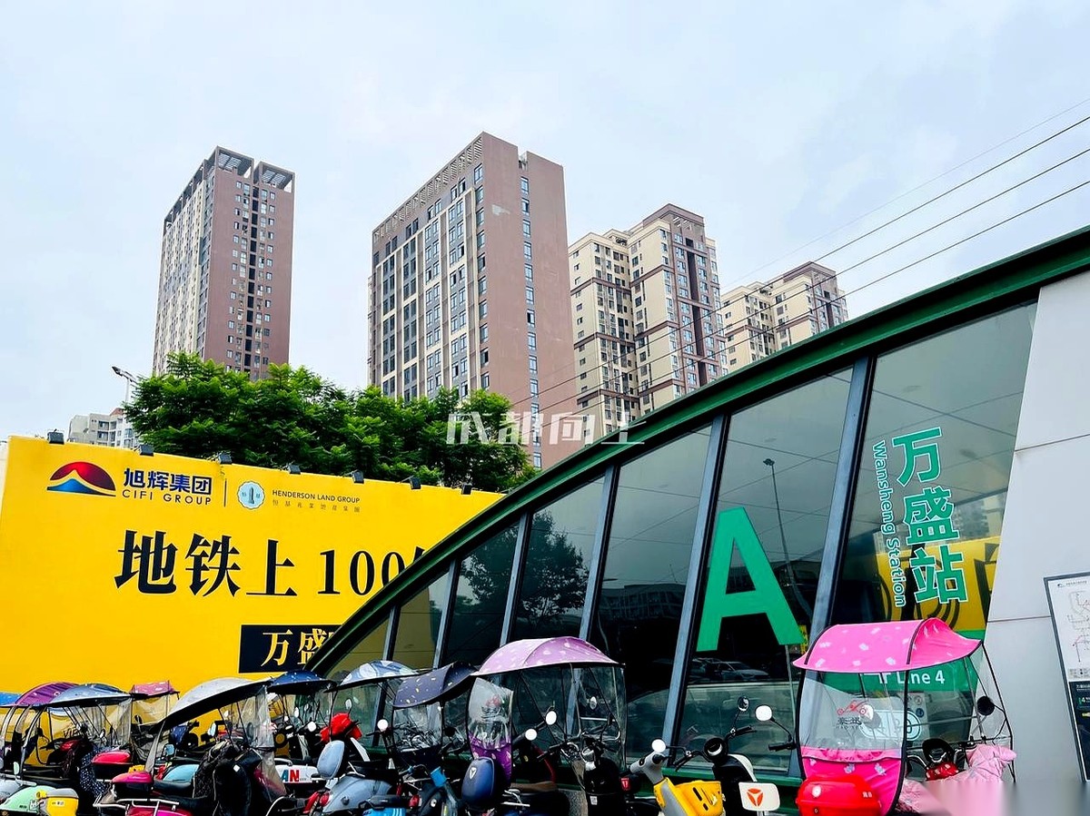 成都地铁第五期规划没带温江玩？
别急，温江反手就拍了98万在桌上。
这反转剧本，真够硬核的。
前几天大伙还在眼红别人家的12号线环评，看着温江在第五期规划里完美“隐身”，群里街坊们心都凉了半截。
结果呢？官方不声不响甩出个大动作：咱们自己花钱，重新修编全区地铁线网！
说白了，就是要把以前画的图纸拿出