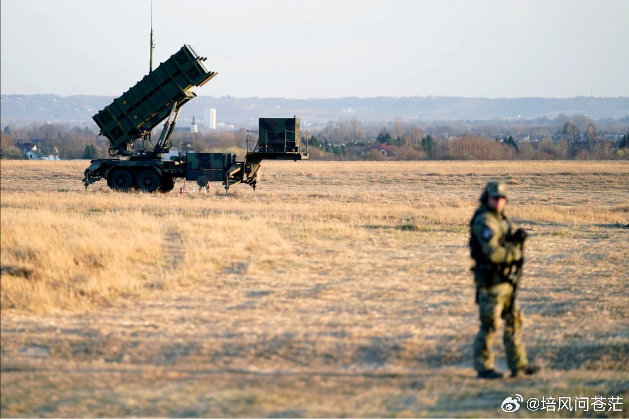 美国军方在欧洲面临着先进防空拦截武器的严重短缺，特别是“爱国者”导弹，因为在与伊朗的战争期间，大量美国库存的武器被转移到中东。
一位驻欧洲的美国国防官员透露，驻扎在那里的美军没有足够的“爱国者”导弹来防御持续的俄罗斯弹道导弹袭击，即使面对一次这样的袭击，也只能发挥有限的作用。一位 ​