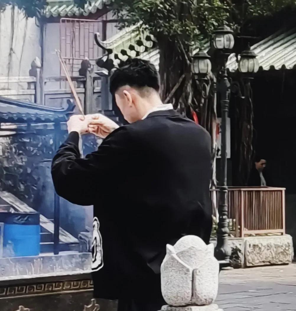 王少杰观音古寺许愿，许三个愿望: 一，接下来健健康康打球，所有球员都健...