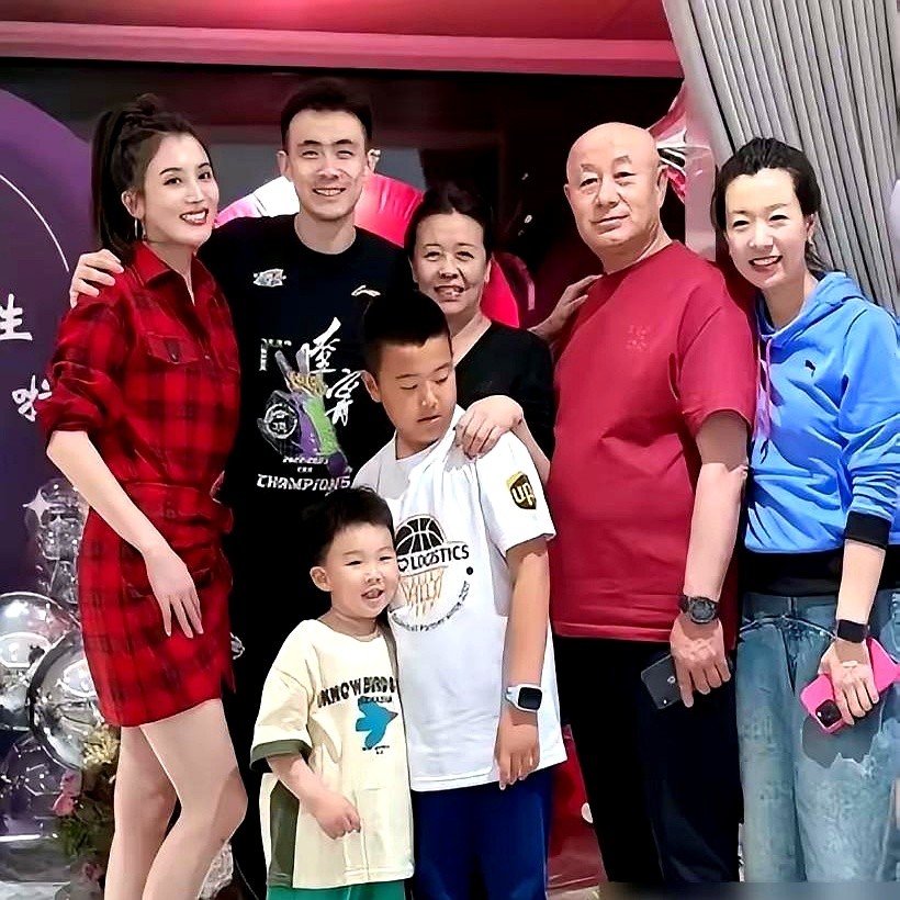 翻遍赵继伟13年的官方档案，竟查不到他亲姐的名字！

一张全家福在网上传了大半年。照片里一位穿白衣的女性，被大伙当成了这位辽宁男篮后卫的亲姐姐。结果网友一查档案，家属栏里只写了父母、哥哥赵继涛和妻子王君瑞。

这纯粹是个乌龙。在辽宁海城等东北地方，碰见熟识的女性习惯喊一声“姐”图个亲热，根本不是血缘