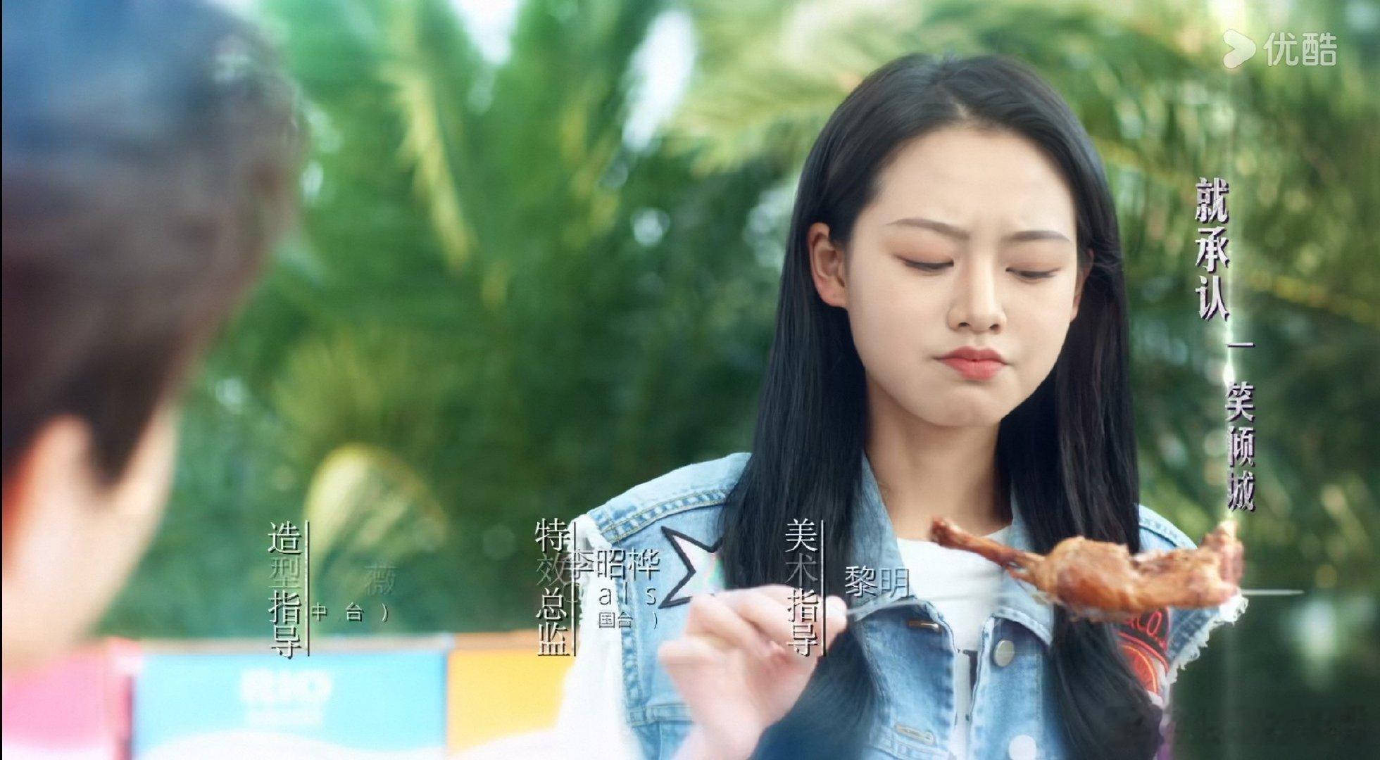 #一笑倾城AI换脸上线#
新版《一笑倾城》把贝微微AI换脸成演员王朱悦，杨洋的肖奈保留不变。王朱悦本人也发文回应，承认是自己授权换脸，还向观众致歉，坦言或许毁掉了大家心中的经典角色。AI换脸改动了面孔，但很难复刻当年的氛围感，不少观众看完总觉得看着别扭，很难入戏。 ​