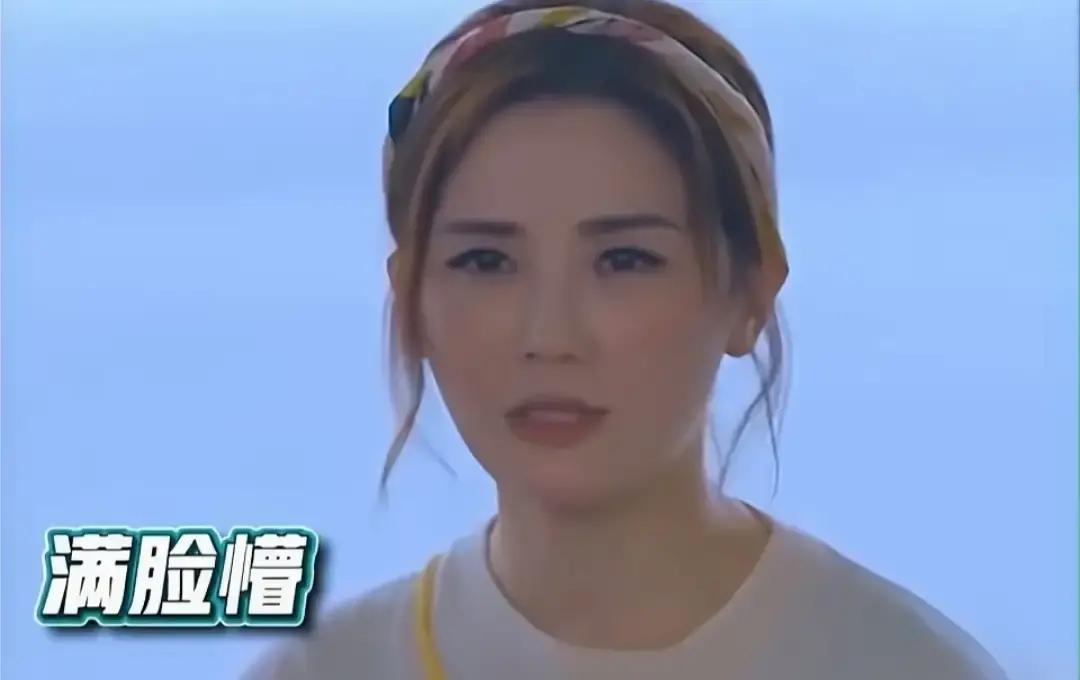 醒过来第一眼看到谢霆锋的脸，正常人可能心跳加速，蔡卓妍当时脑子里只有一句救命。
“这是哪儿？郑伊健呢？怎么变成谢霆锋了？”
车门一关就睡死，被助理摇醒直接推进片场，眼睛还没完全聚焦，整个人彻底宕机。
那时候正赶上她最红的阶段，拍《新警察故事》的同时，手里还硬生生卡着另外两部电影，天天在几个完全