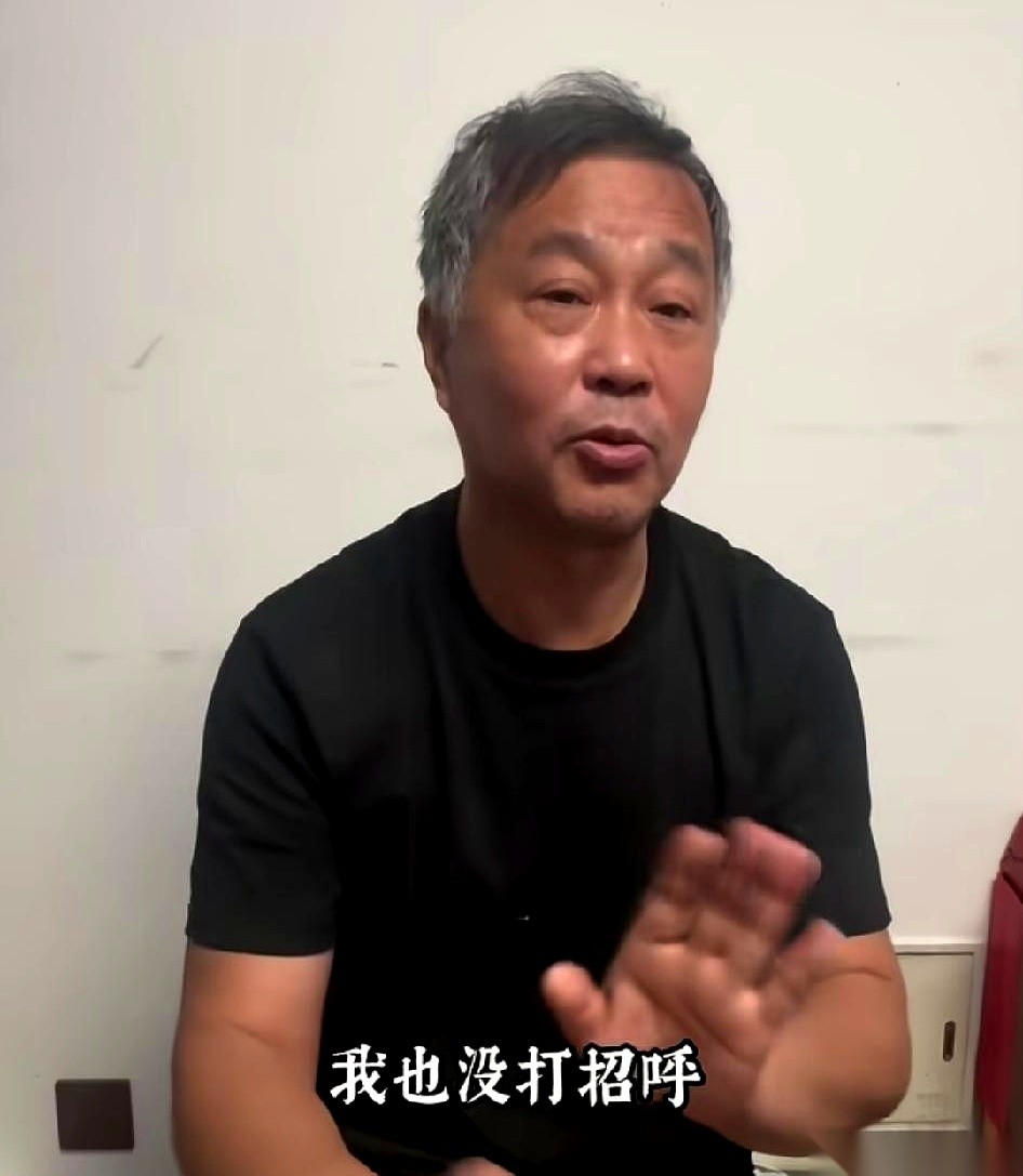 曾经的“流浪大师”沈巍，抖出了一段多年前的往事。故事里只有两个人：一个是当时还在街头翻捡废品的他，另一个，是上海滩声名赫赫的名嘴曹可凡。
这俩人，身份天差地别，却在喧嚣的街头，结结实实地撞上了。还不止一次。
据沈巍回忆，当时两人隔得极近，几乎就是一转头就能看清对方表情的距离。
一边是西装革履、家喻户