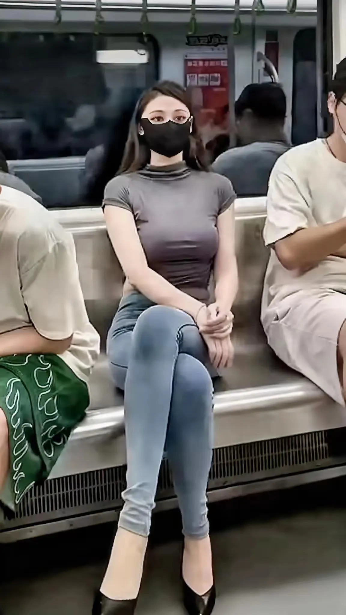 地铁上看到的美女，她太也太漂亮了吧！身材怎么这么好呀！ 真的忍不住看了...