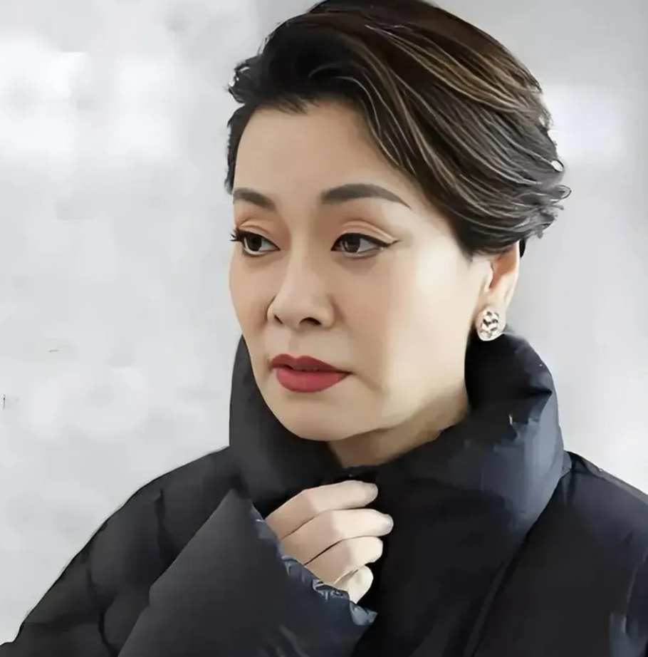 毛阿敏走红赚到钱之后，第一件大事，就是在上海给两位亲哥哥各买一套房。这不是施舍，是还债，还的是哥哥们为她付出的青春。
 
出身上海普通工人家庭，家里条件拮据。大哥下乡插队补贴家用，二哥省吃俭用，工资大半拿出来供她学唱歌，是两个哥哥把机会全都让给了她，托举她走上音乐道路。
 
1988年春晚一曲《思念