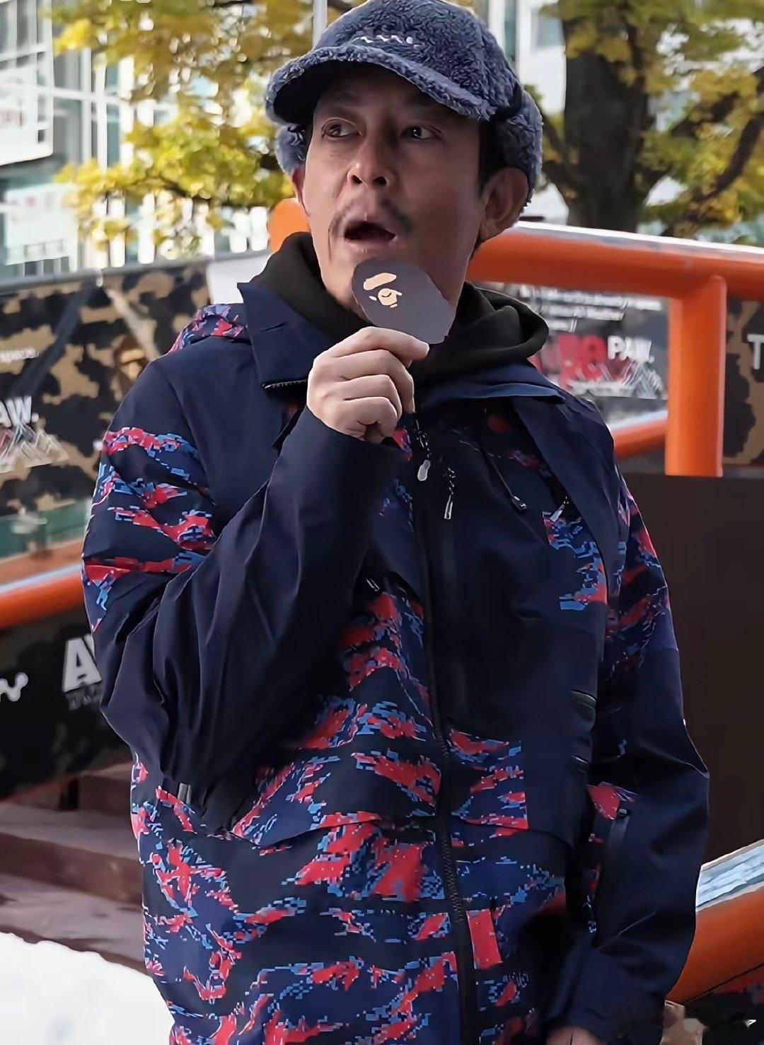 这居然是陈冠希，这哥挺矛盾的，一方面他做潮牌属于混时尚圈吧，但是混时尚圈的话又完全不修边幅，不收拾自己的感觉，胡子拉碴也不护肤保养！这到底是什么神仙操作？ ​