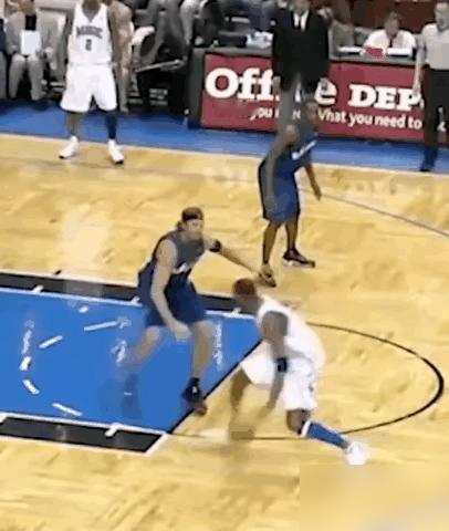 哈登的后撤步，根本不是技术。 是阳谋。 2018年对爵士，他的双重...