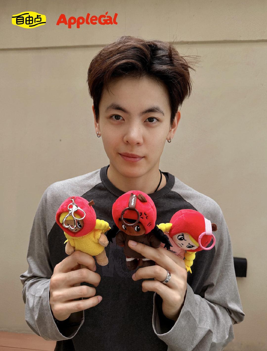 #杨舒予[超话]# 
 打破次元壁点点的两位朋友梦幻联动！ ​