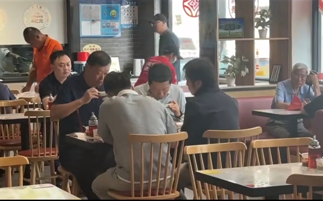 雷总在上海大富贵吃早餐，这一顿早餐真的是把"上海的烟火气"吃透了。

看照片，雷总吃的应该是生煎和葱油拌面，这配置，会吃。
 
大富贵是上海开了几十年的本帮老字号，上海人从小吃到大，招牌就是生煎包和葱油拌面。底脆、汤烫、馅紧，一碗拌面葱油香得直冲鼻子。

我也特别喜欢吃生煎，吃生煎的时候 ​