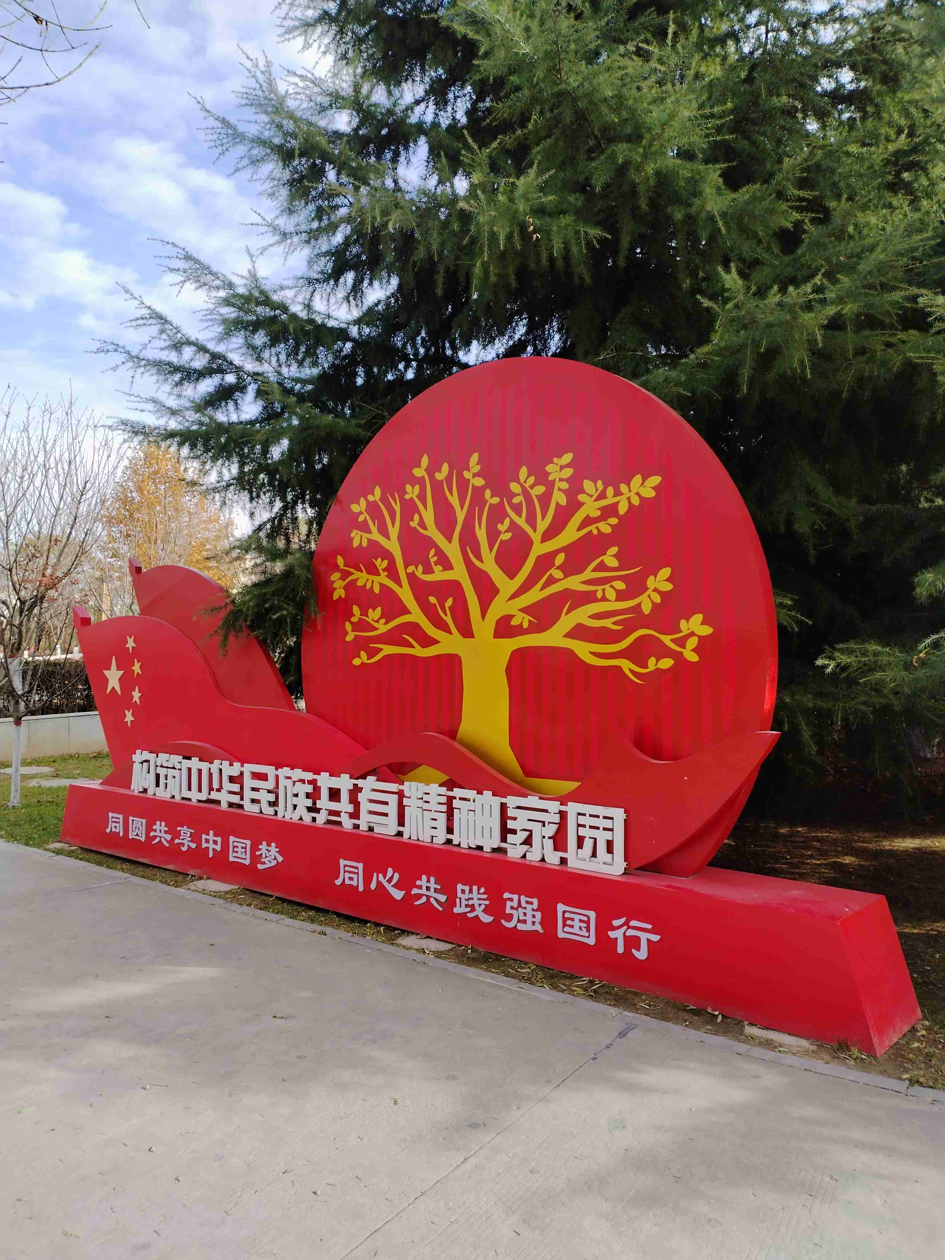 带定位晒今日生活 今儿状态简直😎自信酷炫，感觉干啥都顺风顺水。外面雨...