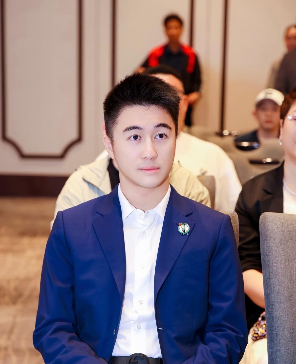 何猷君在奚梦瑶重返维密这天发了一句“家族的骄傲”，奚梦瑶背着一对巨型薄纱翅膀从T台那头走出来，离她2017年在这里摔倒已经过去整整八年。很多人第一反应是豪门媳妇争气，可细想一下，奚梦瑶走这场秀的时候何猷君在干嘛，他在发视频、配文、把老婆的T台时刻变成自家社交账号的内容。这画面其实挺有意思的，一个超模