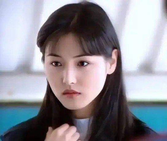 56岁张延，当年被当街下跪求了三次才勉强点头，硬撑到女儿去新西兰才离婚，网友不劝复合只催她拍戏 ​