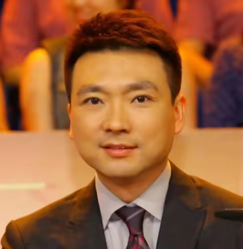 康辉的故事，
戳中了很多人关于人生选择的纠结。
和妻子早早商定丁克，
作为家中独子，
面对父母期盼抱孙的心愿，他曾以养猫来回应这份催促。父母相继离世之后，他才体会到深深的愧疚，整理遗物时，那些为孙辈缝制却从未用上的虎头鞋，成了心底难以抹平的伤疤。
 
不少网友片面解读，觉得他是全盘否定丁克的生活方式