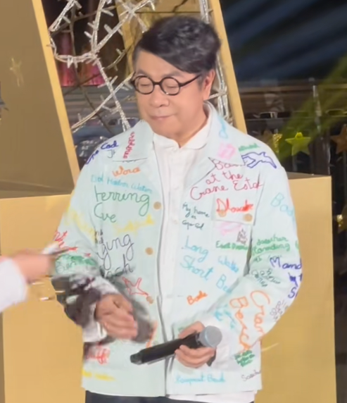 杨天真那句话说得真没错，
有些人翻车，从来都不是一时糊涂，是自己一辈子的做事路子，早就把坑挖好了。

就说蔡康永吧，这次栽得这么快，好多人觉得突然，我倒觉得一点都不意外。

就在九月下旬，他还在上海的线下活动，笑着跟粉丝亲口说，和小 S 的新综艺已经在谈了，三四个月就能上线。那时候全网都在盼，说停了