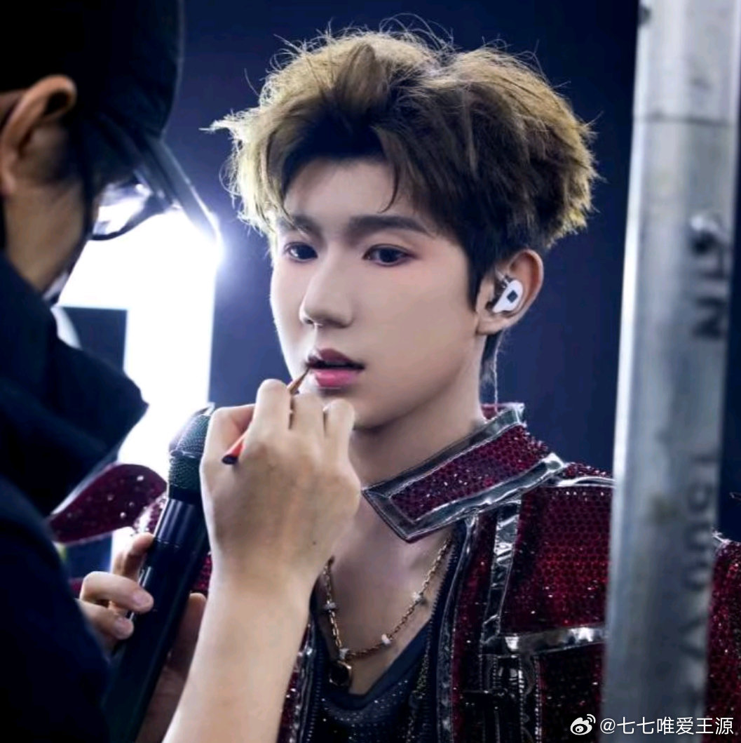 #王源[超话]##王源宇宙超级无敌大大狂欢巡演##共绘王源的狂欢轨迹##胡彦斌说王源非常认真的在做音乐# 王源，你大胆的往前走我们小汤圆都会一直在，祝你演出顺利[努力] ​