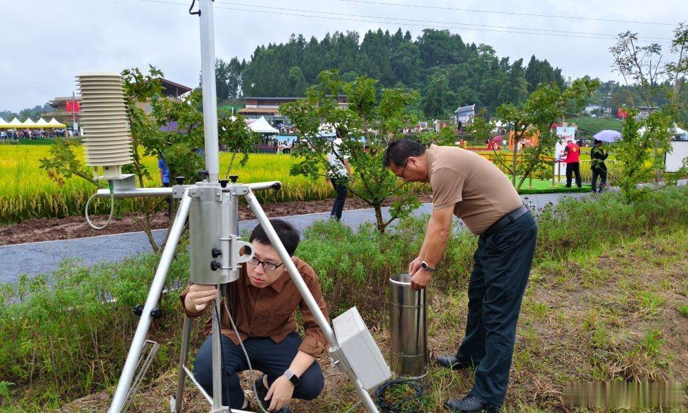 #天气景色# 秋分时节，金秋稻穗飘香。2026年中国农民丰收节四川省庆丰收活动在乐至县劳动镇举办，这场全省瞩目的丰收盛会，承载着展示川中丰收图景、致敬耕耘农人、助力乡村振兴的重要意义。资阳市气象部门提前谋划、全程值守、多点发力，以精准预报、科学人工影响天气作业、一线驻点的全链条气象服务 ​