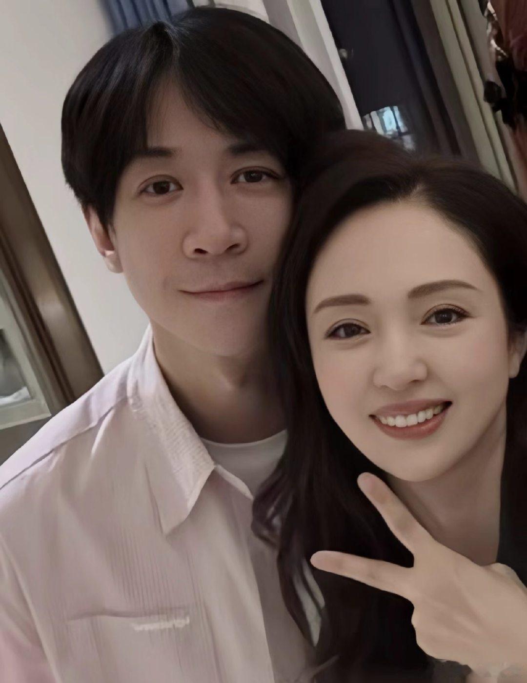 #内娱首个姐弟恋恋综##早晚都会爱上你# 董璇张维伊签婚前协议时，男方主动加手写条款分担女方婚前债务，还放弃财产继承权，这份清醒的担当，比任何甜言蜜语都让人安心。 ​