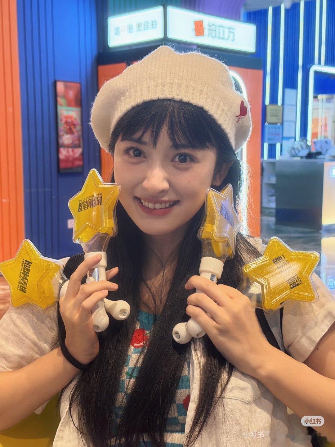 #沈月[超话]#  沈月真的很棒
今年有不少出圈的妆造 
电影里有效出演
接到了优质作品
解约在即，静待花开 ​