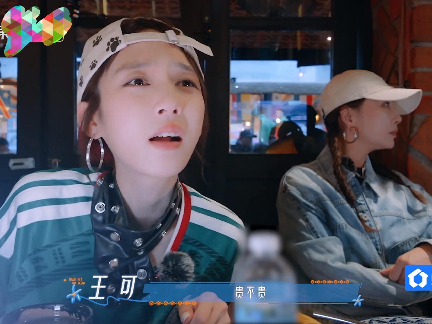 《2026花儿与少年》的王可看着可瘦了，但饭量真是惊人。因为担心餐费贵，旅费不够，上了第一轮菜吃完后，她不敢再点菜。听到王星越说他减少了地陪和租车的费用，现在资金充裕后，安心点第二轮菜。大家都在看球赛，她一个人闷头大快朵颐，看着吃饭真是香[呲牙]