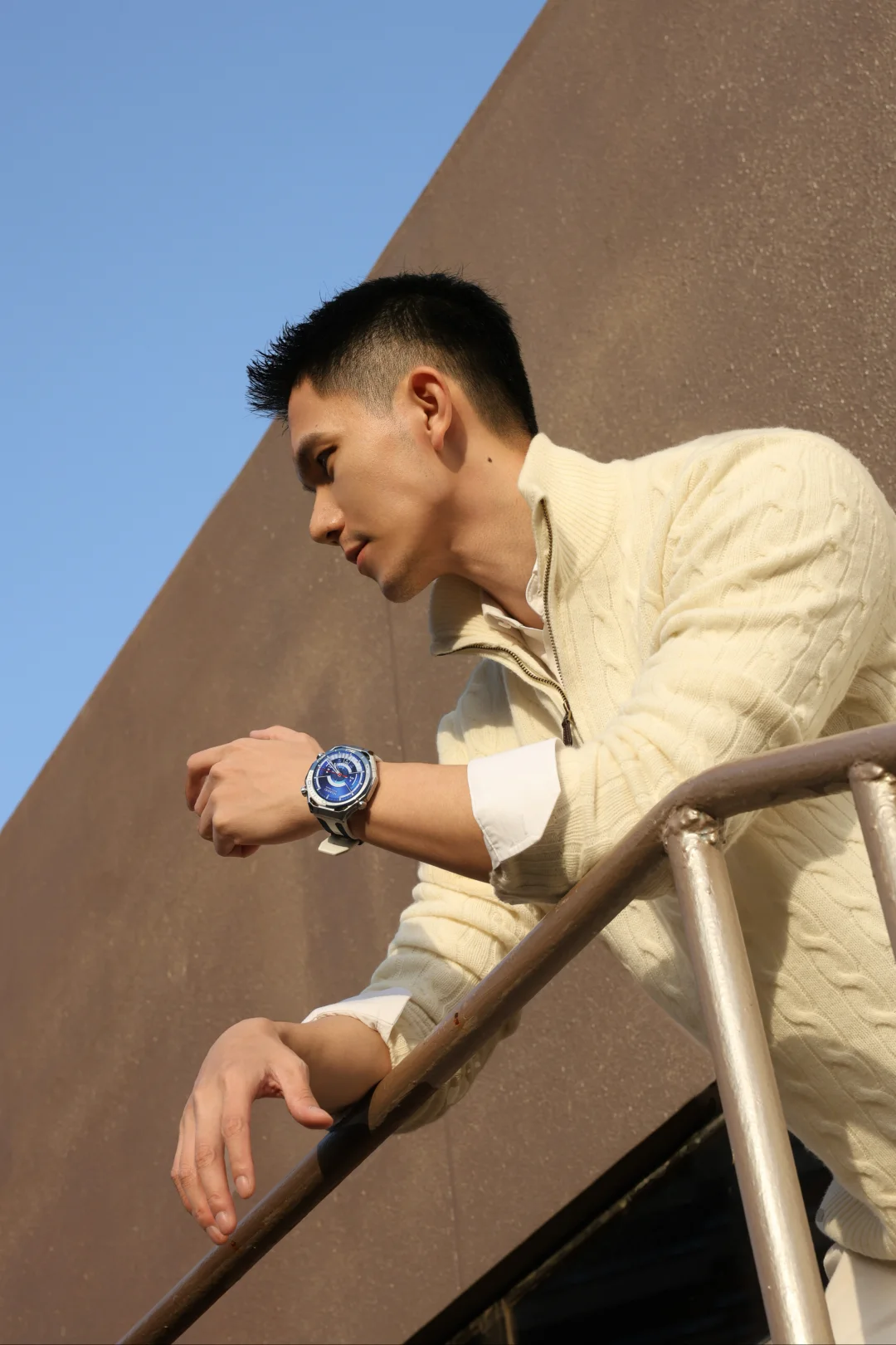 蔚海蓝腕间，藏住体面与松弛