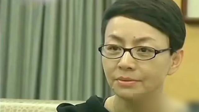 宋丹丹离婚那晚，电话里哭得说不成句。倪萍没劝，只撂下一句：“来我家，给我擦地。”
宋丹丹真去了。跪在地上，一块抹布，从客厅擦到厨房。倪萍就坐在沙发上看着她，也不说话。擦完了，倪萍递过来一杯水：“擦干净了，心里那点脏东西也没了吧。”
后来宋丹丹说，那是她听过最狠也最管用的安慰。没一句“想开点”，没