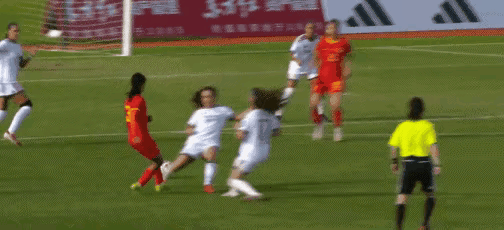 ……6:0，踢爆了！[赞]都不知道要怎么形容啊？说啥了？中国U17女足6-0横扫皇马U17，夺得上海明日之星冠军杯第3名。

就这个比分，你们说该怎么形容吧，我感觉到太罕见了，如果单看比分的话，我还以为是皇马6比0大胜中国队呢？但，恰恰相反！

既然中国有U17，这次上海明日之星冠军杯表现这么好，那