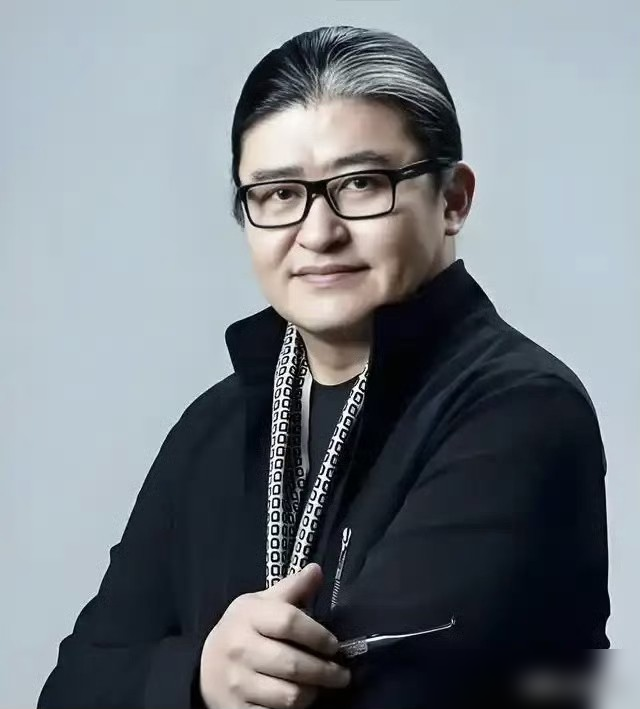 传了这么多年的假死讯，这次，居然成真了。
9月26日，网上又传出63岁刘欢病逝，大伙全以为是烂俗老谣言。结果官方讣告接连发声，硬生生把传闻砸成了事实，9月25日上午，这位乐坛巨匠在上海闭上了眼。
老先生走得极决绝，遗愿就一条，丧事从简。不设治丧委员会，不搞追悼会，连个喧哗的告别场面都不给外界留。