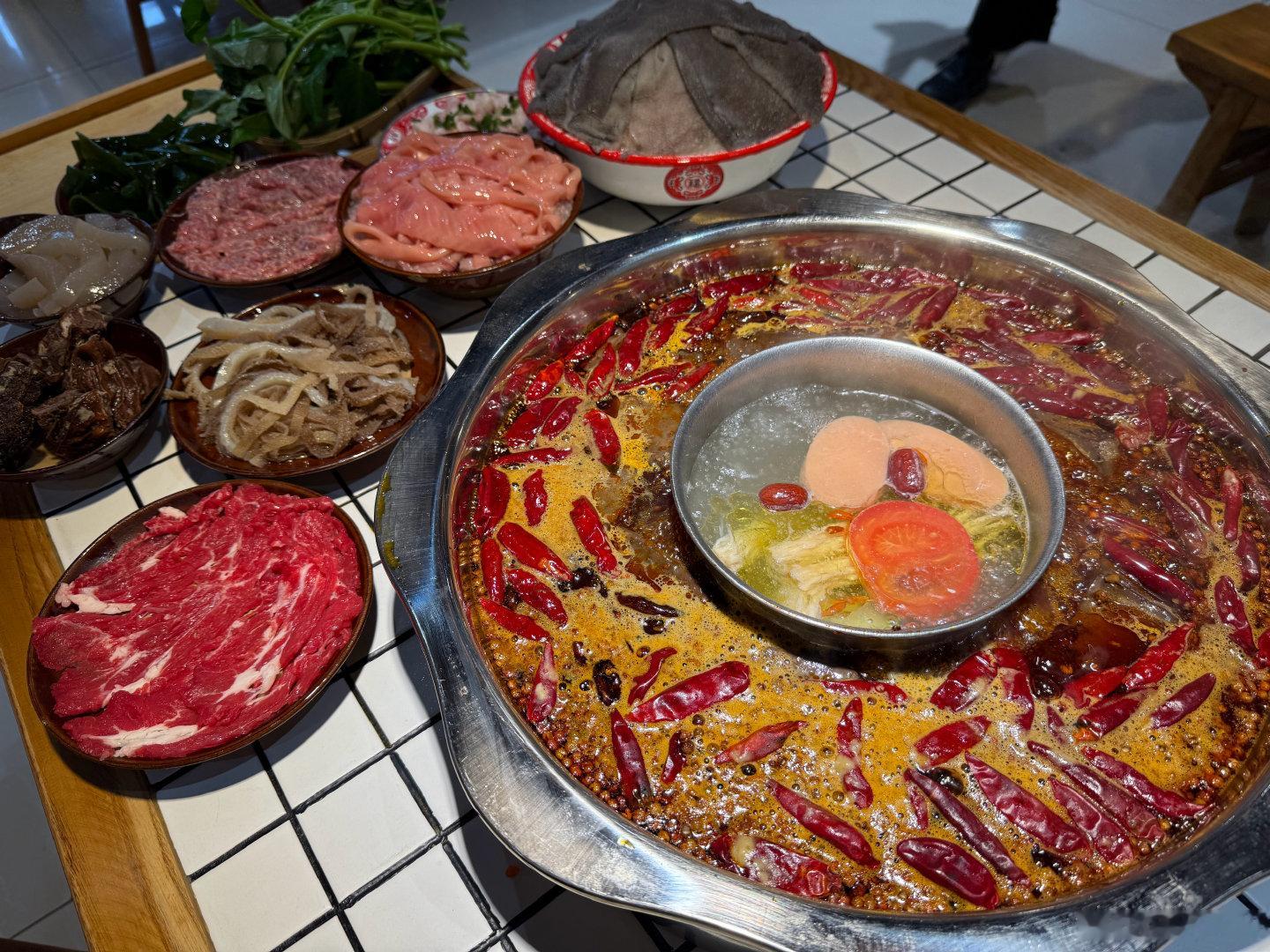 #周末说走就走# 
感受了传说中的黄色法拉利
吃到了正宗的重庆火锅（正常辣）
一个周末极限往返2600公里
忙碌疲惫又新奇有趣 ​