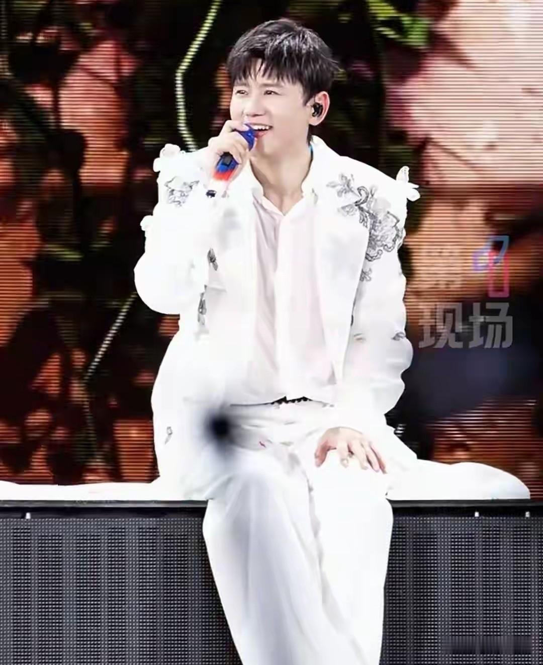 说实话，张杰唱歌好听我不佩服
歌写得好我也不佩服
最让我佩服的是他家三个女儿，他还能
做到工作带娃两不误

跳跳，翘翘，小咘芽，他家三个女儿，两个8岁双胞胎，一个5岁，带过娃的都知道，这种孩童最难带了，几个小孩一整天呜哩哇啦没完没了的，在家吵都要给人吵死

即使你不在家，现在视频电话啥的又方便，一个
