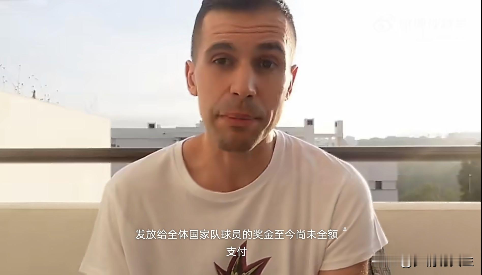 戳破表层争吵！记者爆料撕开真相：人口千万、GDP仅两千多亿的葡萄牙，足协根本“输不起C罗”
 
很多人还在纠结：到底是热苏斯太强硬，还是C罗太要面子；是将帅恩怨，还是更衣室秩序之争。
这位葡萄牙记者的发言，加上葡萄牙只有约1100万人口、全年GDP大约2400‑2500亿欧元这个冰冷的底色 ，一下子