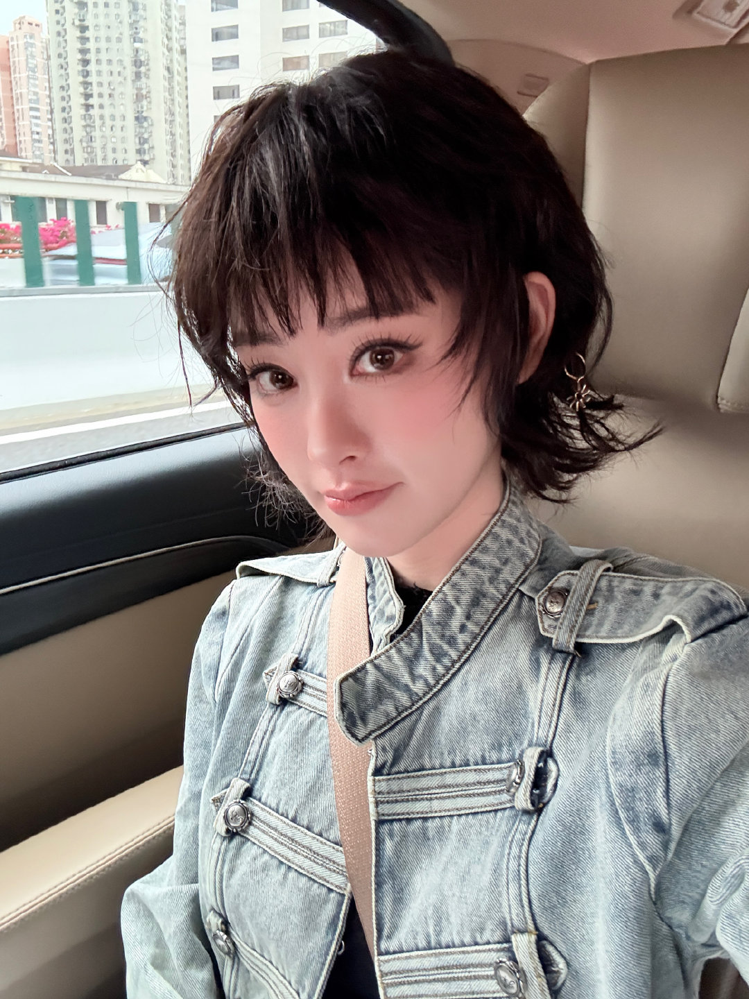 #祝绪丹[超话]#  闪身步～[喵喵] ​