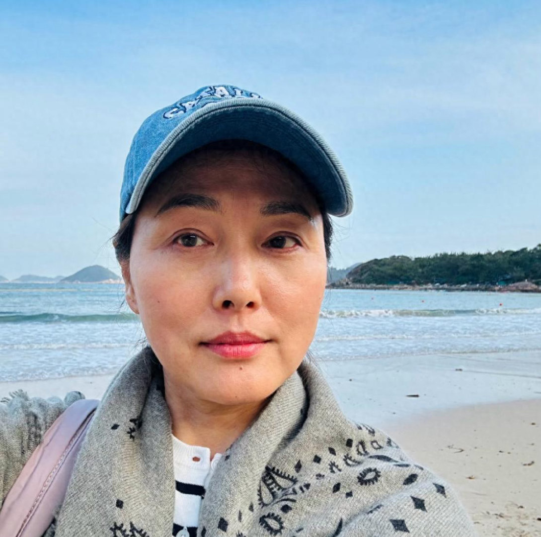 56岁“男人婆”张延离婚真相曝光，等女儿18岁才办手续，前夫一字回应，她已签约新公司复出 ​