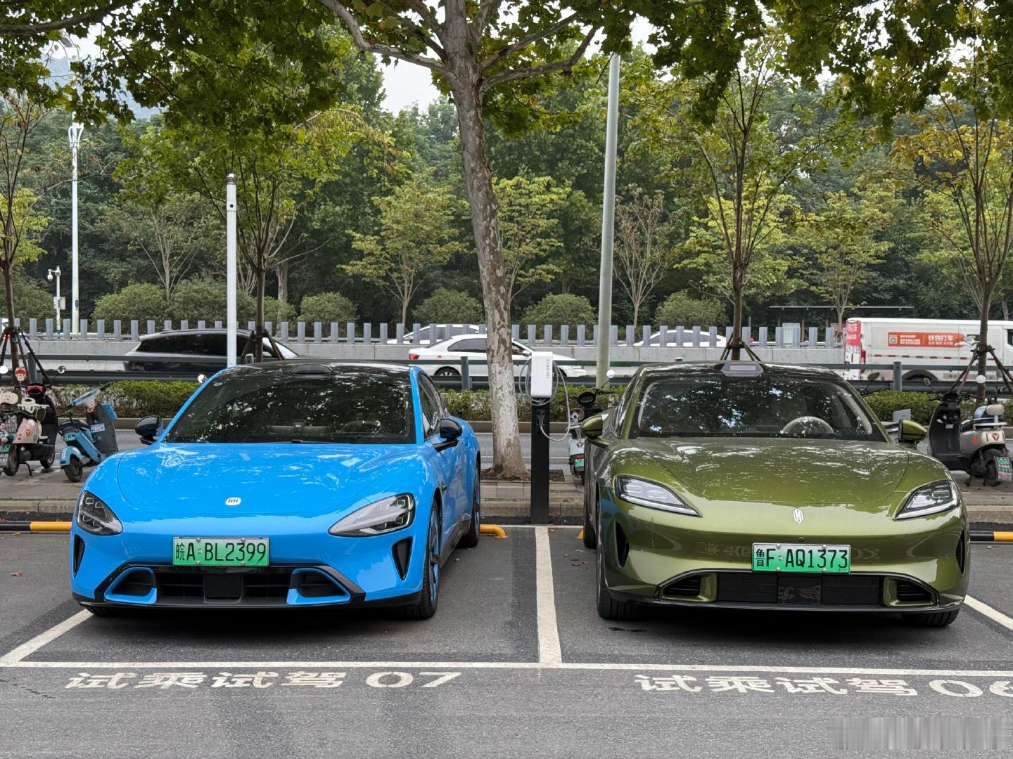 小米su7h和尚界Z7对比，大家觉得哪个哪个车型最好看？ ​