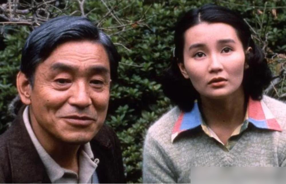 马思纯被许鞍华当众点名，说“里里外外都不符合角色”，胖、肿、台词也不行。这话搁一般导演嘴里，就是甩锅。
但许鞍华补了一句：没叫停，责任在我。
五年前《第一炉香》扑成那样，她憋到现在才复盘。说彭于晏演技没问题，错在那一身腱子肉，40年代没人健身，观众一看就出戏。说马思纯进组状态不对，她看见了，没狠