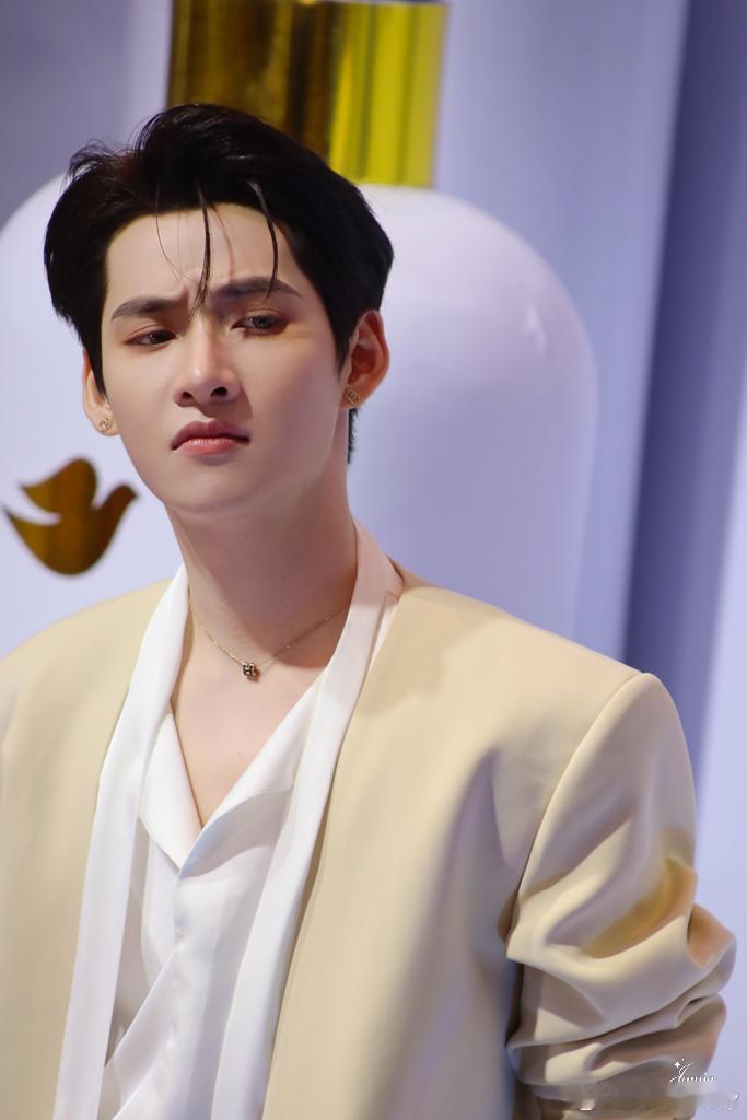#黄辉雄GEMINI[超话]# Giữa sự đan xen của chính trị fandom và lợi ích thương mại thực dụng, cách tiếp cận "chiều lòng fan trong nước mà bỏ bê fan quốc tế" của Hùng Huỳnh có vẻ như đã giúp anh giữ vững lượng fan Việt Nam lớn nhất trong n ​