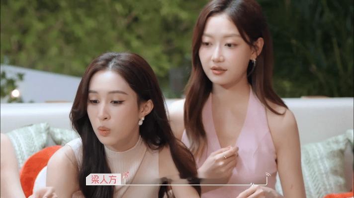 《心动的信号9》开局就是美颜暴击！第一期女嘉宾们入住信号小屋，坐在露台...