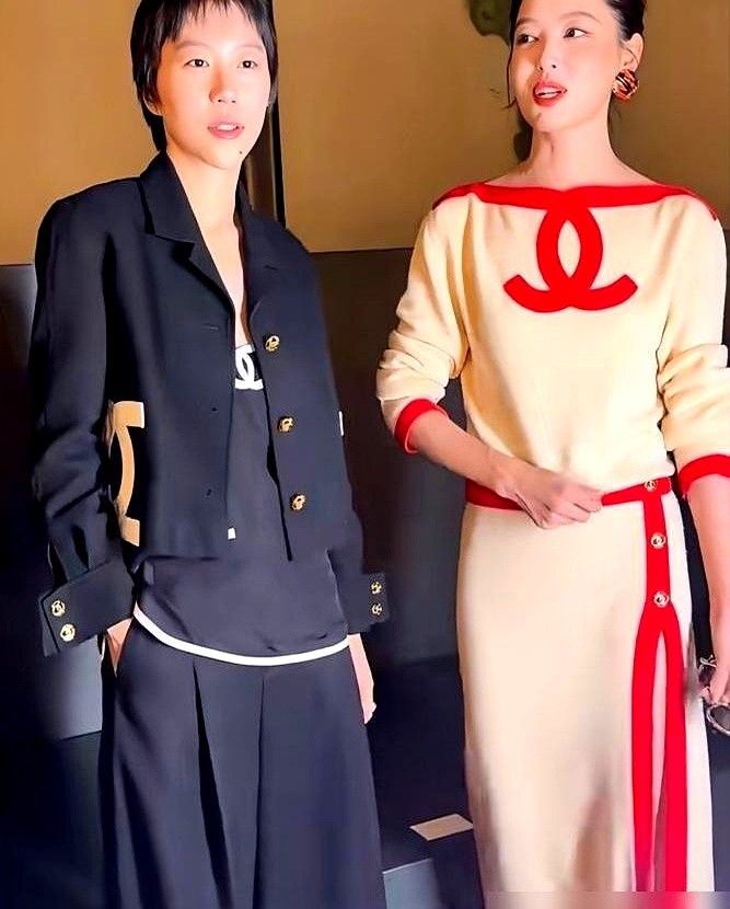 巴黎香奈儿大秀，硬是被辛芷蕾和窦靖童整成了胡同口唠嗑。

辛芷蕾一身米白针织套裙戴着墨镜，追着旁边顶着短寸、穿黑白短外套的窦靖童问：“你六几？”窦靖童稳稳接梗。两人跟说相声似的，把秀场坐出了自家客厅的感觉。

生图一出直接挂上热搜，后续连采访都安排上了，最后俩人干脆合体祝网友“上班开心”。

真正的