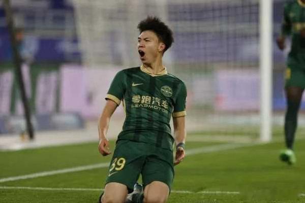 王钰栋（中国，19岁，前锋，浙江队）
国内最受期待本土前锋，门前嗅觉好，终结效率高，中超本土射手王，U23国足进攻尖刀，敢于身体对抗。 ​