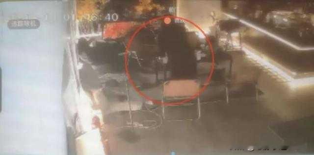 凌晨四点的酒馆，藏不住秘密。

        河南洛阳的张先生，2025年12月9日深夜走进一家名为“鳄鱼扳手houmebar”的小店，本只想给手机充个电。谁料一杯啤酒下肚，被女店员偷偷加了96度伏特加，嘴唇烧灼、食道刺痛、胃如刀绞，当场喷射式呕吐，后来整整昏迷三十多小时。

       这玩意