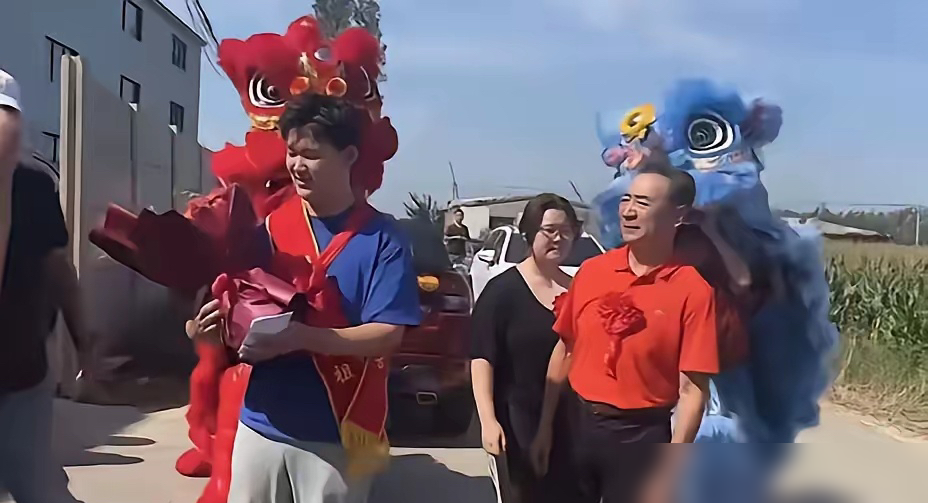 71岁演员寇振海为儿子办升学宴现场曝光！
帅气的寇振海71岁一点不显老，儿子今年考上英国帝国理工学院，对于寇振海来说，当然值得庆贺！2009年，54岁的寇振海老来得子，取名寇家宝，这个孩子也很争气，学习成绩好听话懂事，今年一下子考上名校，老人也很高兴！
为了这份高兴，排场自然不能小。9月6日，寇