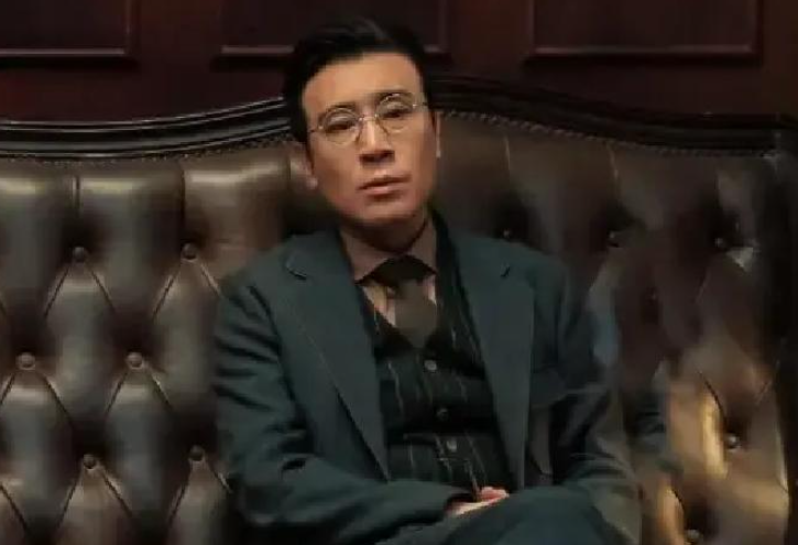 一次，李雪健在接受采访时，突然提及曾合作过的演员于和伟，直言不讳地指出：“这人骨子里坏得很，适合演阴险的角色。”
这话是近二十年前拍一部抗战题材剧时，李雪健当着全剧组主创的面说的，当时刚收工，大家围着折叠桌吃盒饭，听见这话都夹着菜愣了神。
坐在于和伟旁边的年轻化妆师手都抖了下，心想这位老戏骨是真直性