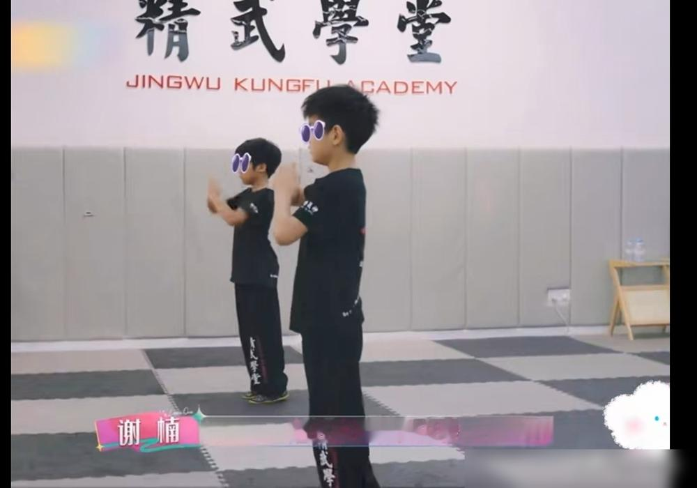 武术馆里，星星练着练着崩了，眼泪直掉，动作也生疏了。陈妍希没吼没哄着走，蹲下来只说了句不熟练才要练，辛苦是正常的，孩子抹把脸又上去了。
旁边谢楠家的吴虑等着切磋，俩小子见面招呼都省了，抱一下直接戴护具开打。这习惯雷打不动五年了，起因就是谢楠发了段儿子侧手翻的视频，陈妍希当晚就把星星送去了。
台上