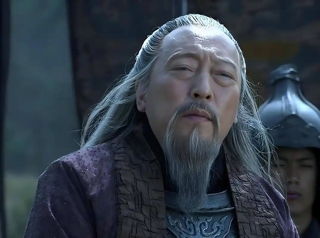 他临终前下了一道怪命令：子弟群官，一律不准来我坟前祭拜。

不光如此。陵墓“不坟不树”——不起土堆，不种树；入殓穿平常衣服，不放一件陪葬品；后死的夫人，也不准与他合葬。

一个权倾天下的人，怕死后被人找到。

他叫司马懿。大众记得他隐忍、狡诈、篡了曹魏的江山。但正史里，他到死都是曹魏的臣子——太傅、