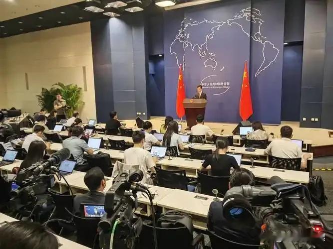 全世界100多个国家，为啥只有美国和一帮小弟抹黑中国？
 
一年下来，部分西方媒体的套路几乎没有停歇。
从经贸、领土主权，再到军事安全、AI和产业，各式各样的帽子不断扣向中国。很多人会有疑问：全球一百多个国家，为什么总是美国连同少数盟友，源源不断炮制这类负面叙事？这不是偶然，是一套有预谋的舆论攻势。