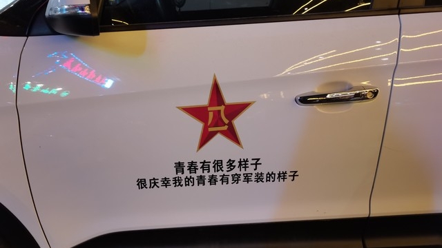 妹妹送哥哥入伍，强忍微笑挥手，转身一秒泪崩看哭全网